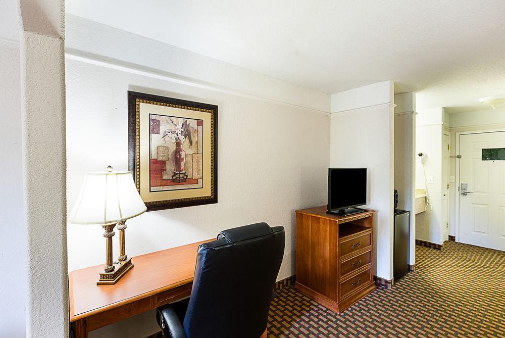 Quality Inn & Suites Seaworld North San Antonio Extérieur photo