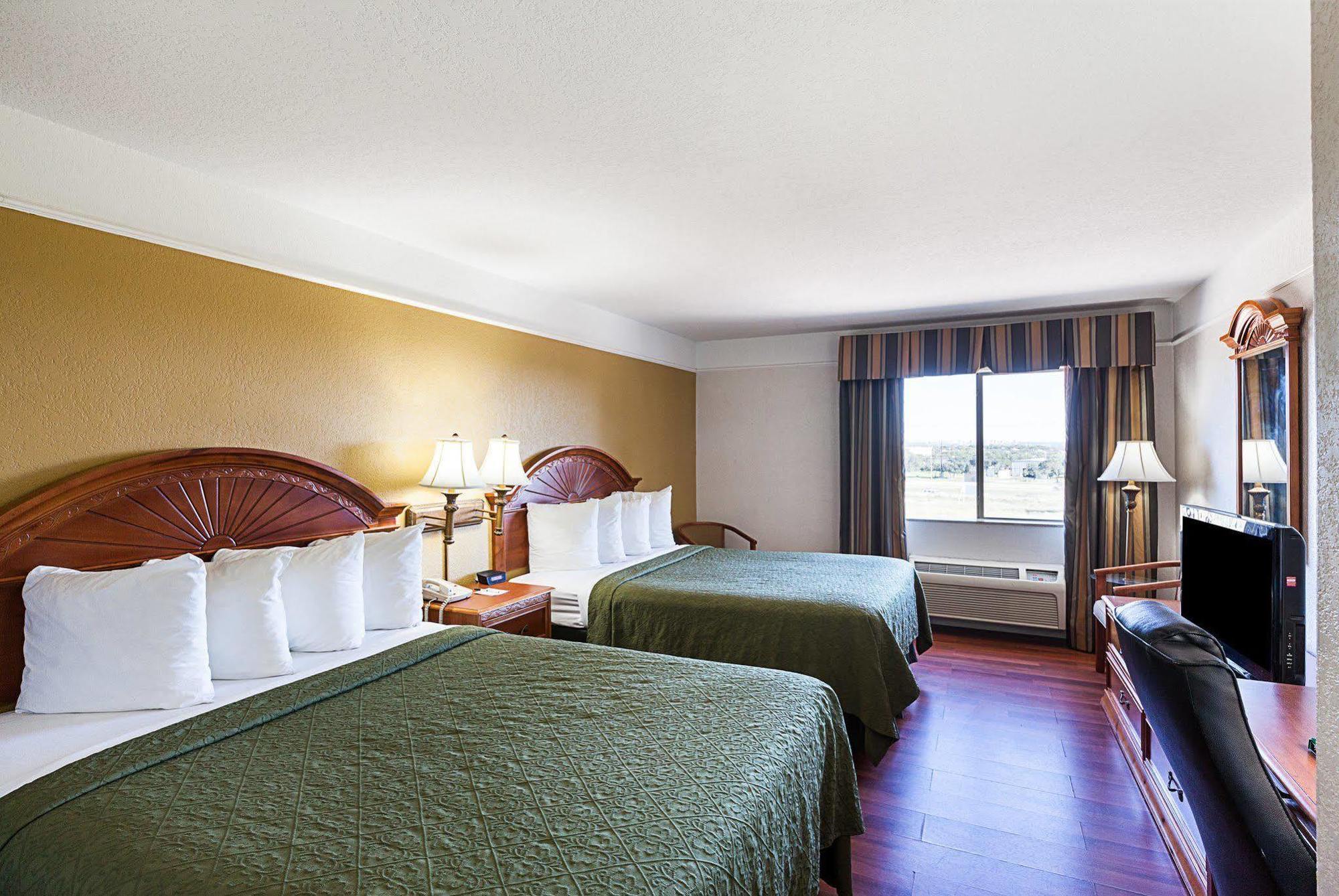 Quality Inn & Suites Seaworld North San Antonio Extérieur photo